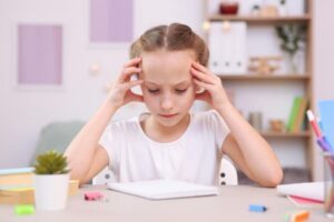 Zmęczenie i nadmiar obowiązków mogą wpływać na brak koncentracji u dzieci